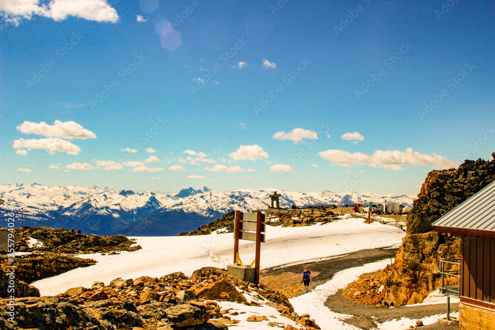 Obraz premium Whistler Peak. People looking at the views from the Peak of Whistler Mountain