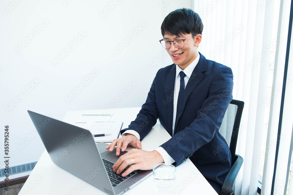 Business people with gestures on the table, working in various forms, sitting, working, being happy, standing next to work Sitting and thinking in the workplace. Business people with gestures on the table, working in various forms, sitting, working, being happy, standing next to work Sitting and thinking in the workplace.