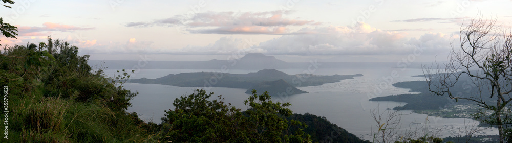Blick über den Taal-See, von Tagaytay aus gesehen, Provinz Cavite, Philippinen, aufgenommen am 22.12.2011