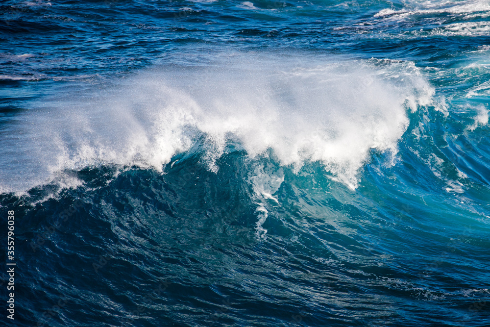 Naklejka premium Breaking wave with white water