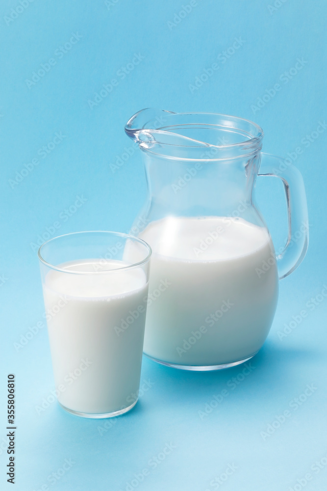グラスに入った牛乳 (青い背景) Milk in a glass(blue background) グラスに入った牛乳 (青い背景) Milk in a glass(blue background)