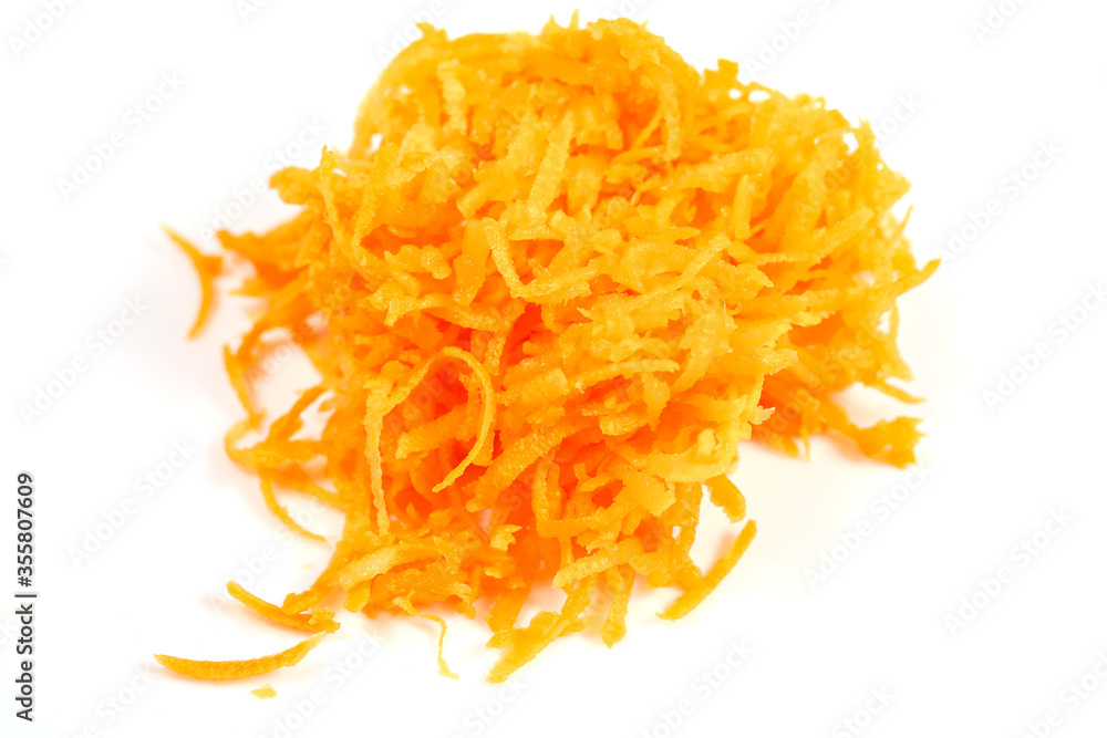 carottes râpées sur un fond blanc carottes râpées sur un fond blanc