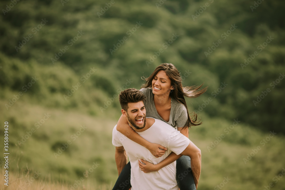 Obraz premium Pretty young couple in love outside in spring nature