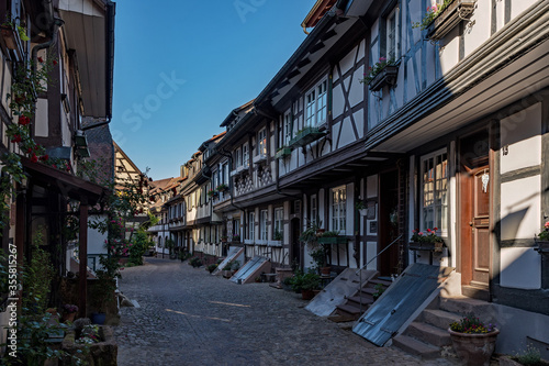 Einsame Straße in der Altstadt von Gengenbach im Schwarzwald in Baden-Württemberg, Deutschland 