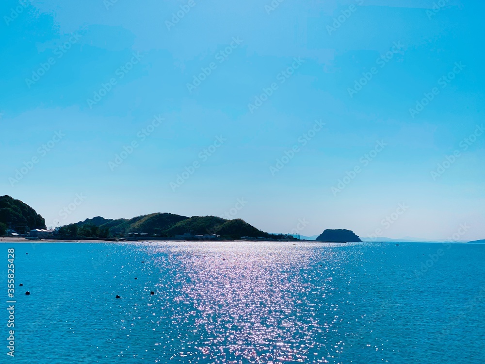 Fototapeta premium 太陽の光が反射する穏やかな瀬戸内海 愛媛県今治市大西町星浦海浜公園付近