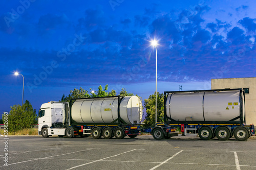 Mega truck with tank containers, new European format consisting of two semi-trailers and up to sixty tons of gross cargo