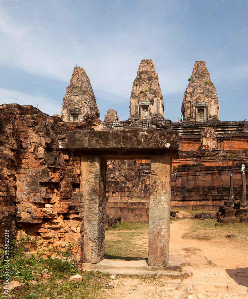 Naklejka premium ruins of ancient temple，bi li temple (PRE RUP)In Cambodia