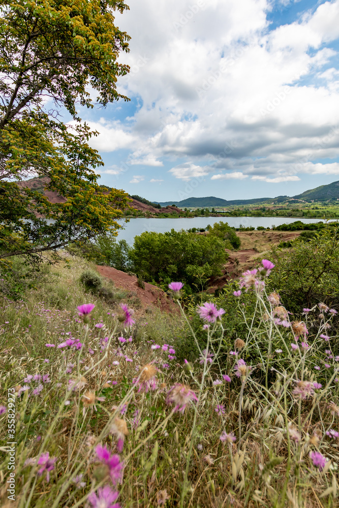 Paysage de roches rouges autour du Lac du Salagou (Occitanie, France) Paysage de roches rouges autour du Lac du Salagou (Occitanie, France)