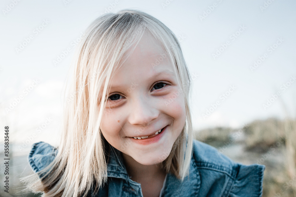 Fototapeta premium Young girl looking at the camera