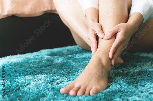 Quadro su tela women leg ankle injury/painful, women touch the pain ankle leg