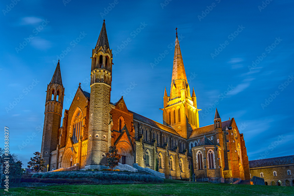Fototapeta premium Bendigo, Victoria, Australia - Sacred Heart Cathedral at night