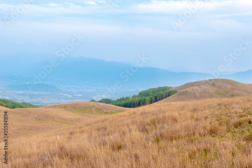 霧ヶ峰から眺める山々とススキの景色