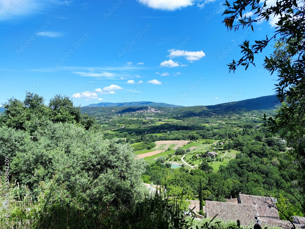 Paysage provençal - Vue sur la vallée depuis Lacoste Paysage provençal - Vue sur la vallée depuis Lacoste