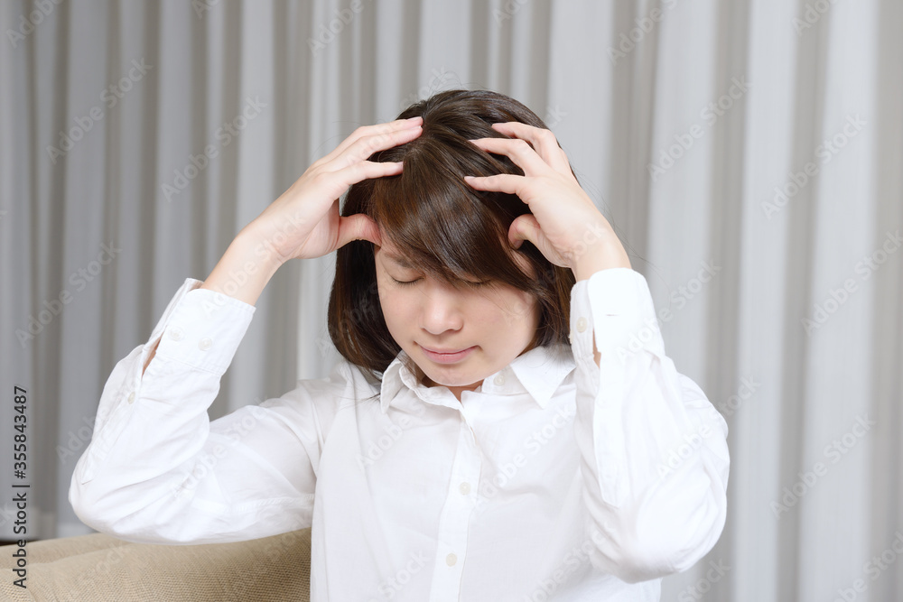 頭痛に苦しむ若い女性 頭痛に苦しむ若い女性