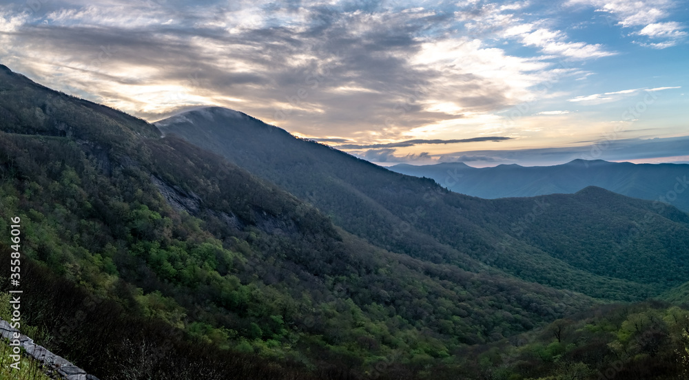 Fototapeta premium blue ridge mountains near mount mitchell and cragy gardens