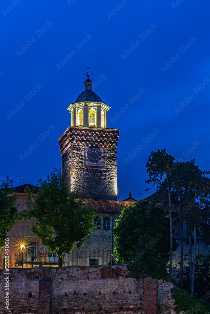 Fototapeta premium Busca all'imbrunire, un piccolo comune della Provincia di Cuneo, nel Sud del Piemonte