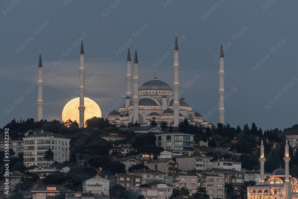 Naklejka premium Moonrise over Camlica Mosque in Istanbul, Turkey