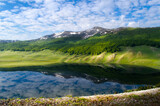 Lago sul Campo Felice e Monte Puzzillo ed il suo riflesso, Abruzzo, Italia