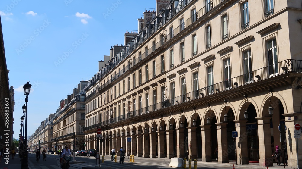Perspective sur la rue de Rivoli à Paris, avec ses célèbres immeubles haussmanniens à arcades (France)