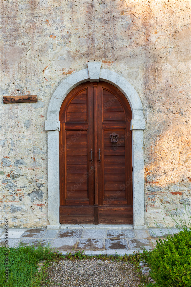 Portone di entrata di costruzione in borgo medievale di Strassoldo, Udine, Friuli, italia. 