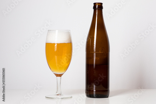 Flasche Bier und Bierglas