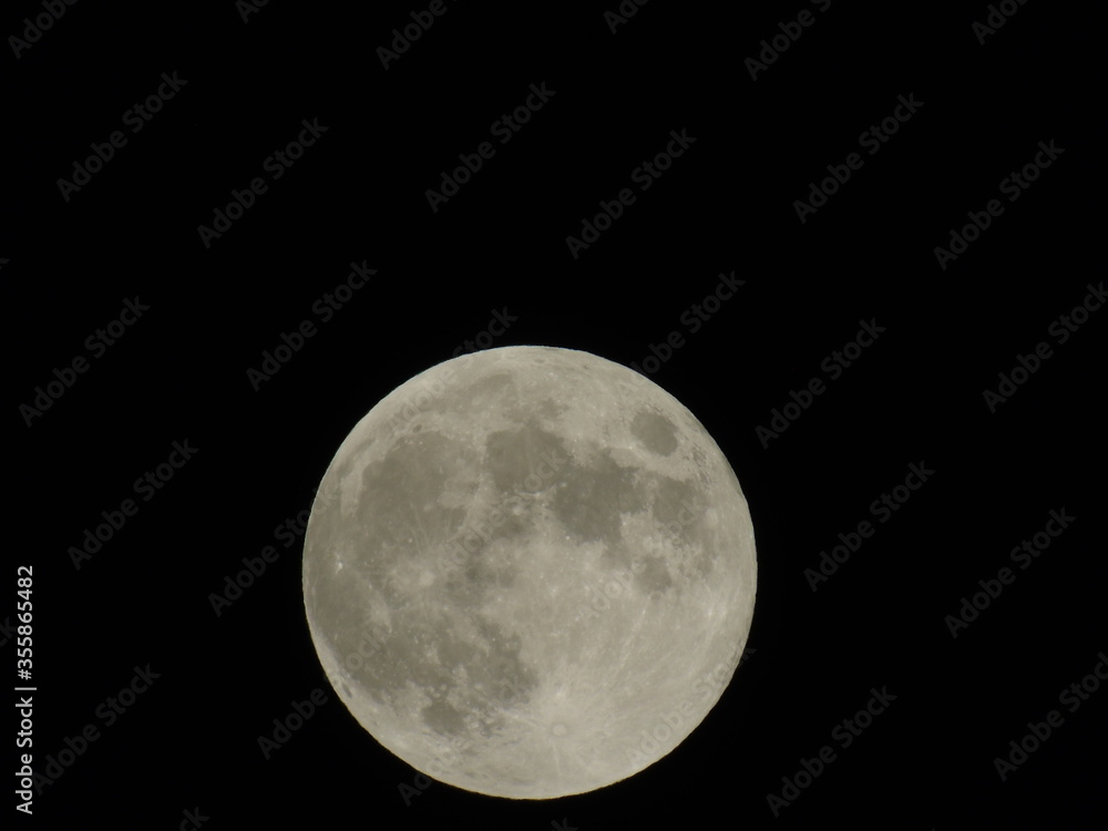 Obraz premium An amazing photography of the full moon over the city of Genova by night with a great clear sky in background and some stars