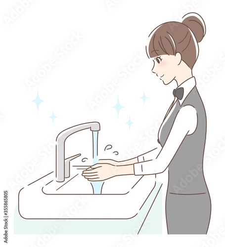 水道水で手を洗う女性