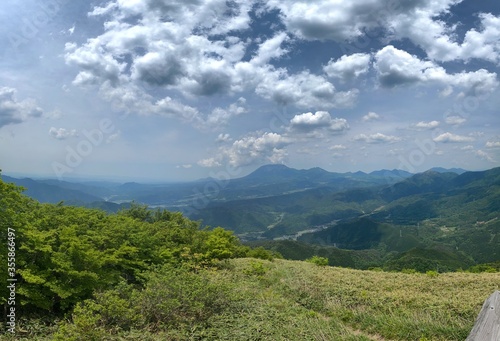 登山をして風景を楽しむ　鳥取・岡山　毛無山　雲と山と緑 © bamboo design