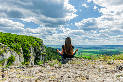 Frau beim Yoga an den Klippen von Madar,Bulgarien