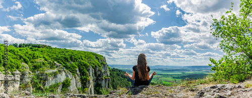 Frau beim Yoga an den Klippen von Madar,Bulgarien