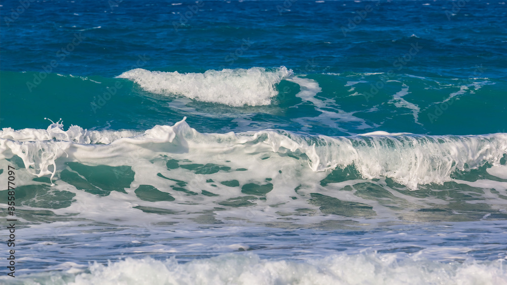 Obraz premium closeup emerald sea waves near a coast