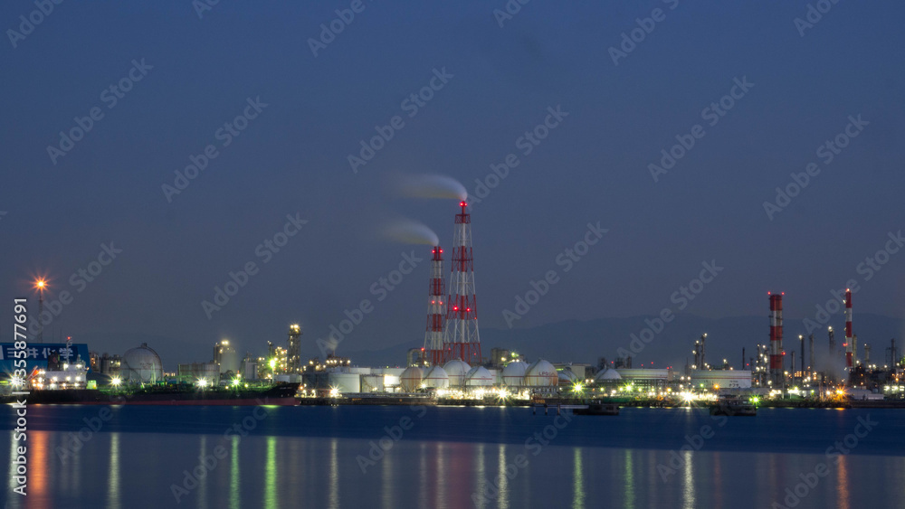 Obraz premium 対岸から見た工場夜景