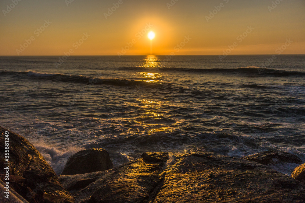 Obraz premium Beautiful sunrise in the ocean
