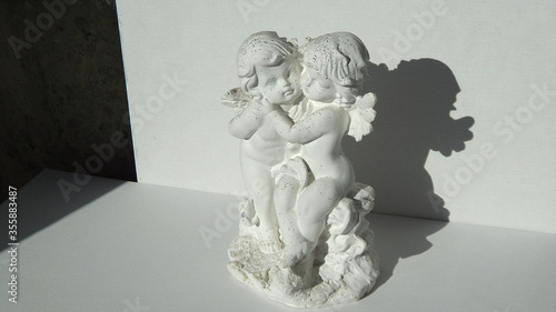 Slika na platnu figurine of two hugging gypsum angels
