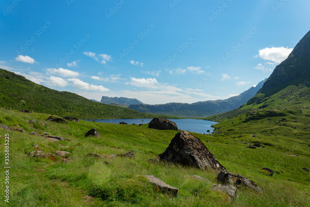 Paysage depuis montagnes des Lofoten sur un lac avec ciel bleu