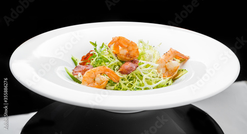 Green salad with shrimps