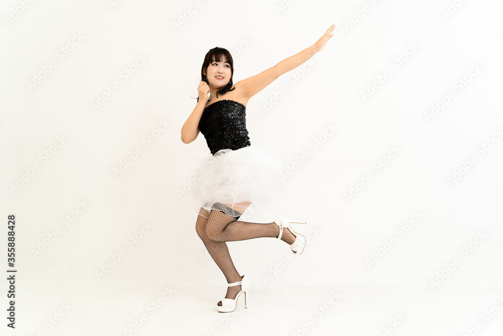 ダンスを踊る若い女性