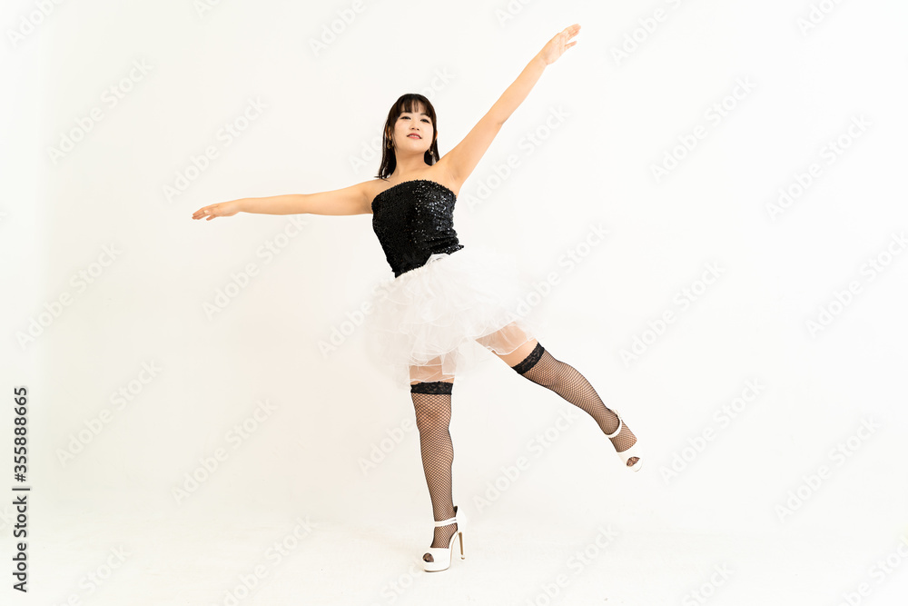 ダンスを踊る若い女性