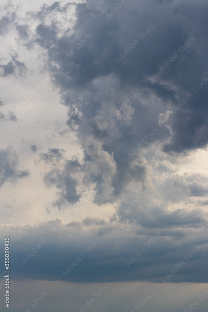 Dramatischer Himmel mit Wolken
