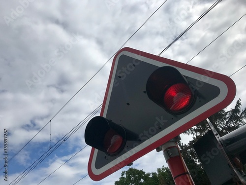 Sicherheit am Bahnübergang- rotes blinkendes Licht zur Sicherheit  photo