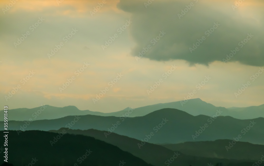 Montañas del Parque Natural Bucegi vistas desde el sur, desde el pueblo de Cap Rosu en el distrito de Prahova en Rumanía. Fondos naturales.