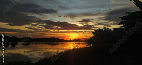 Tableau sur toile Atardecer sobre el río
