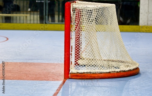 Photography Porta da hockey inline, rete vuota con area goalie in arena al coperto