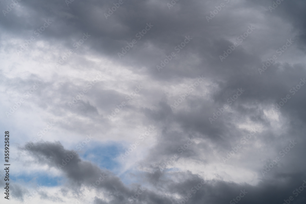 A thunderstorm is approaching. A thunderstorm is approaching.