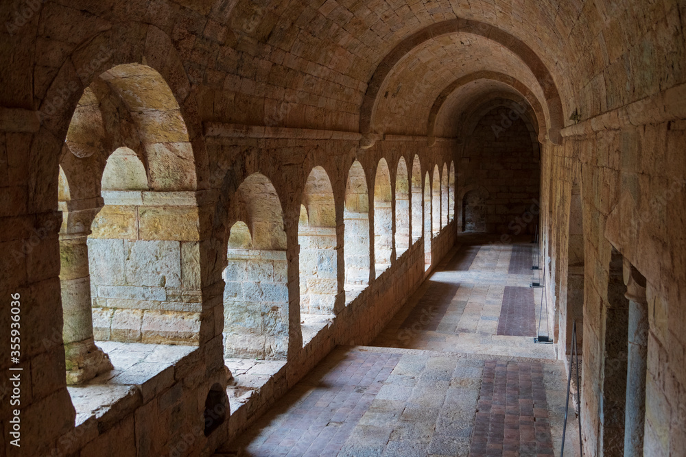porticato e chiostro di un antica e misteriosa abbazia benedettina