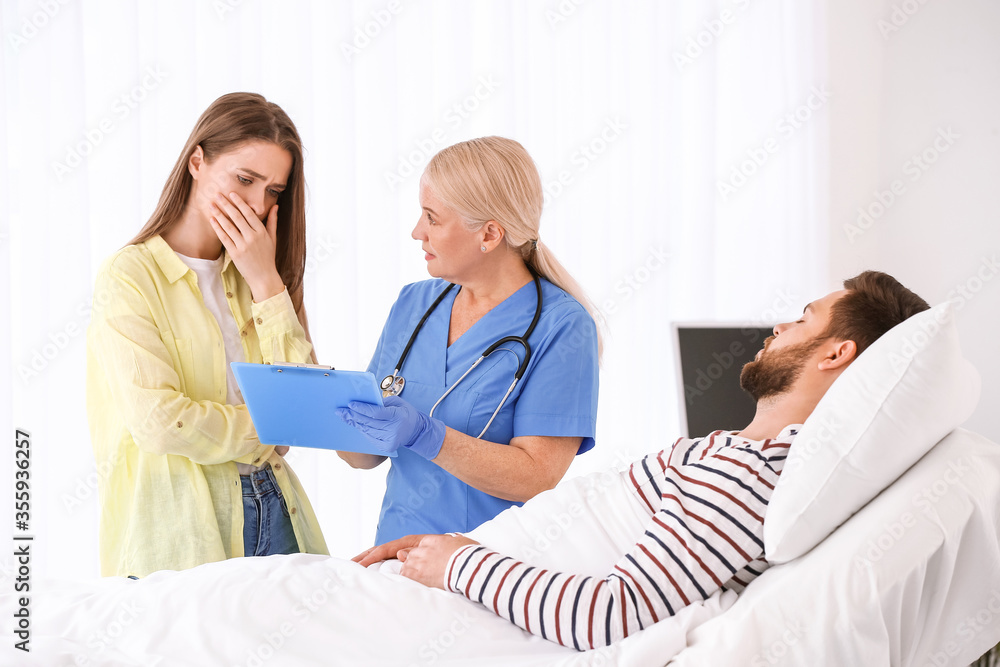 Obraz premium Young woman visiting her husband in hospital