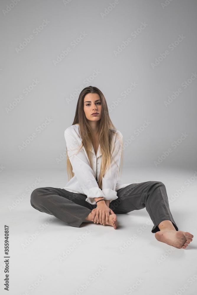 Modelo femenina joven posando en estudio fotográfico. Modelo femenina joven posando en estudio fotográfico.