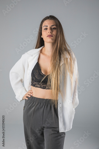Modelo femenina joven posando en estudio fotográfico. © Néstor Rodan