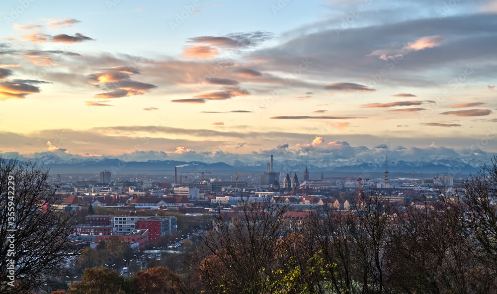 Sonnenaufgang über München mit Blick in die Alpen bei Föhn
