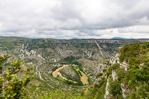 Paysage depuis les hauteurs du Cirque de Navacelles (Occitanie, France) photo